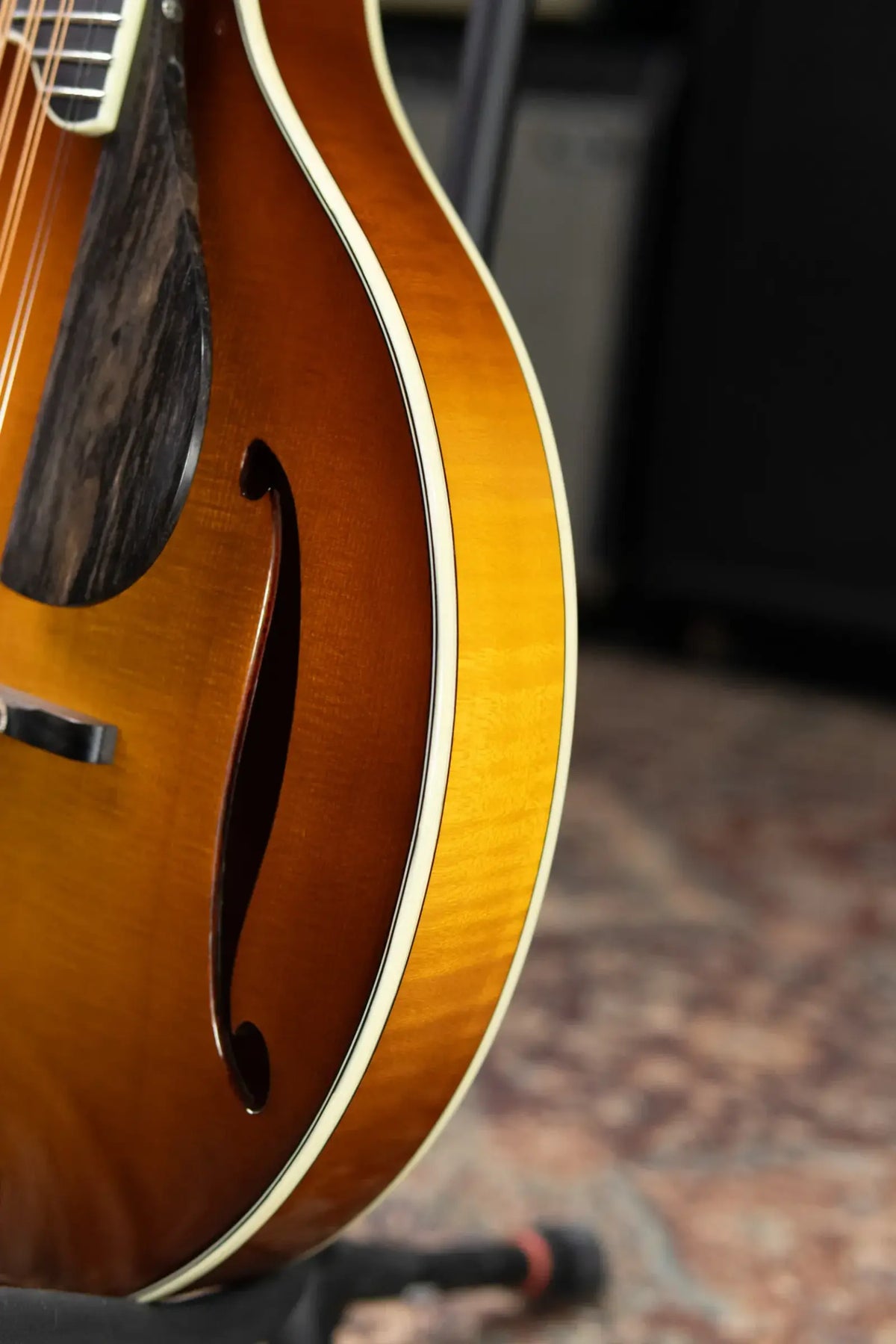 Eastman MDO605-GB A-Style Acoustic/Electric Octave Mandolin - Goldburst with Hardshell Case