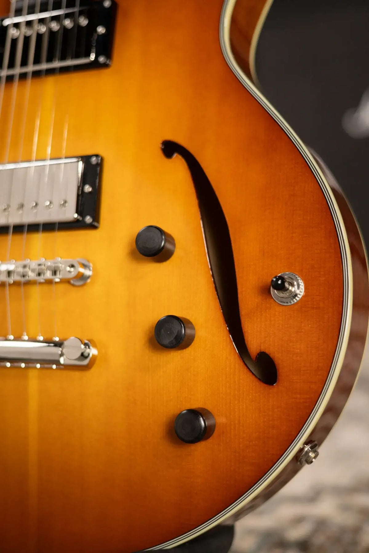 Eastman Romeo Semi-Hollow Electric Guitar - Goldburst with Hardshell Case