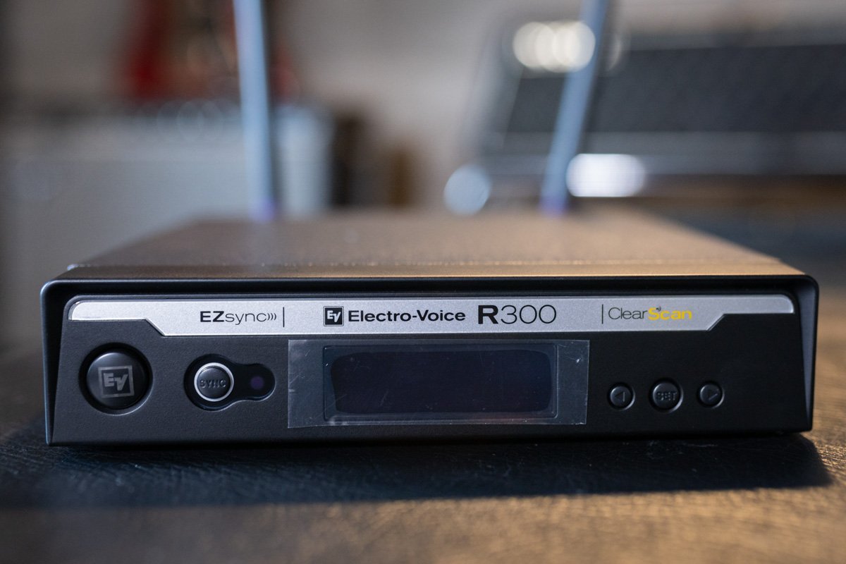Electro Voice R300 HD Handheld Wireless Microphone System Band C haggertys 03
