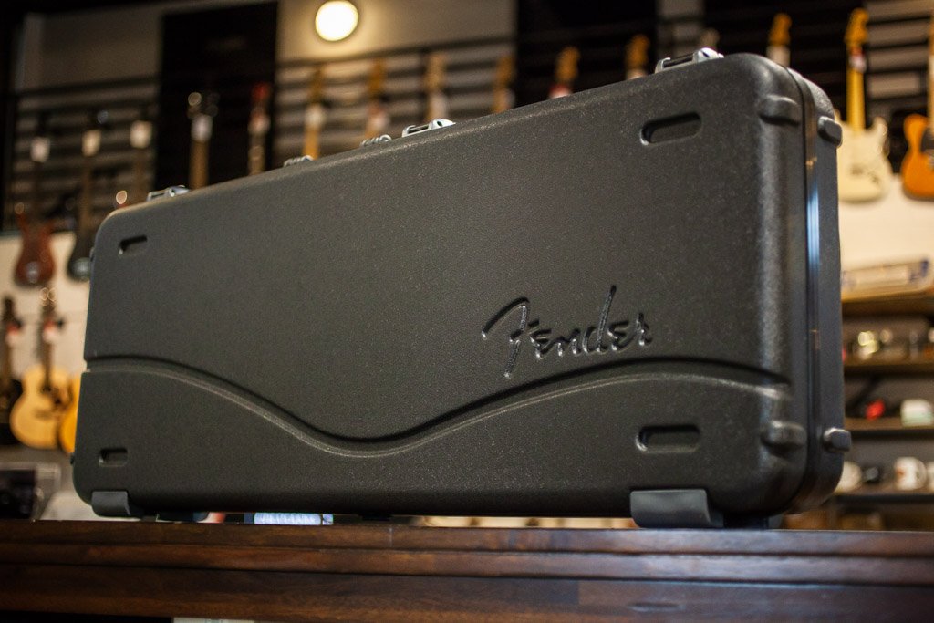 FENDER DELUXE MOLDED HARDSHELL CASE HAGGERTYS 02