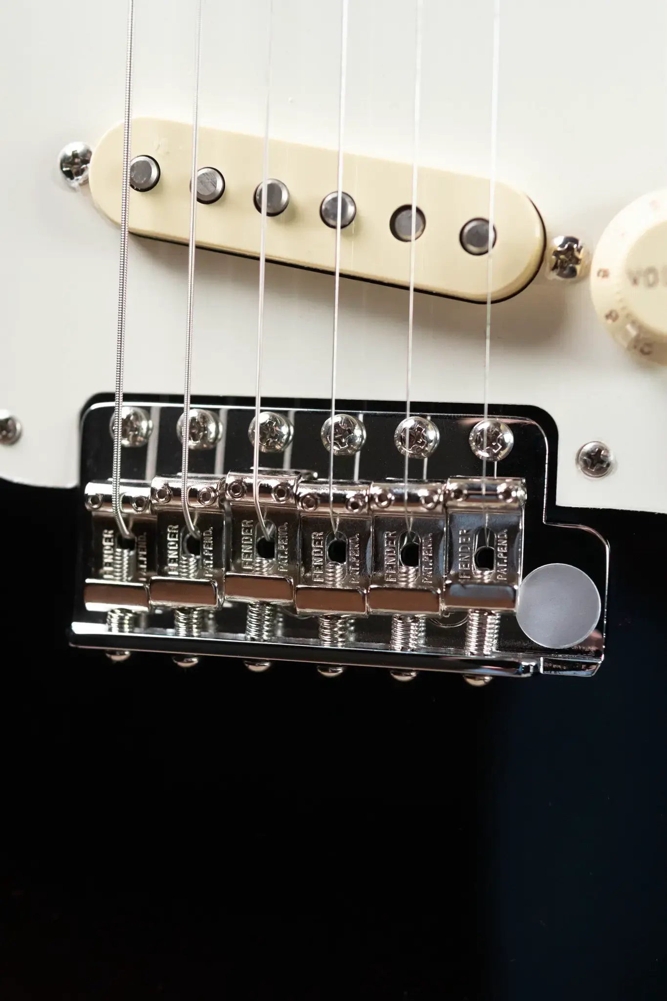 Fender American Vintage II 1957 Stratocaster, Maple Fingerboard - Black with Vintage-Style Tweed Hardshell Case - Demo