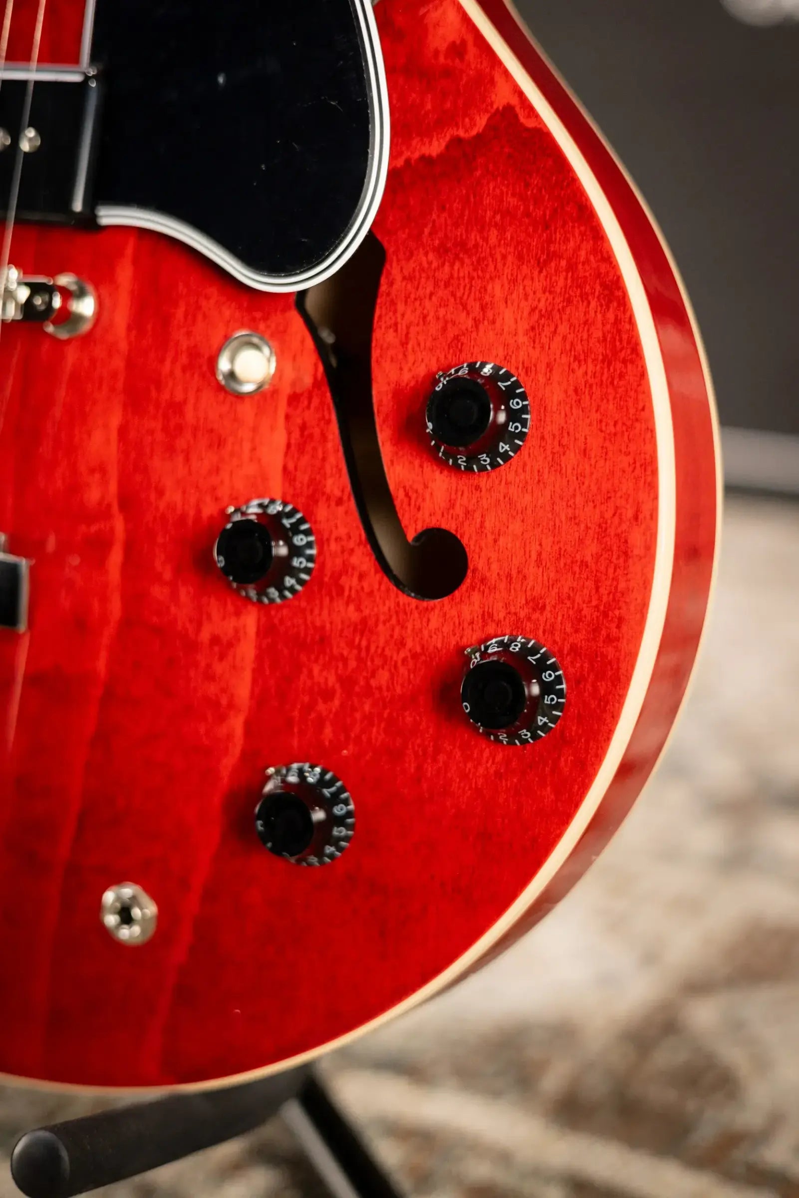 Gibson ES-330 Hollow Body Electric Guitar - Sixties Cherry with Hardshell Case