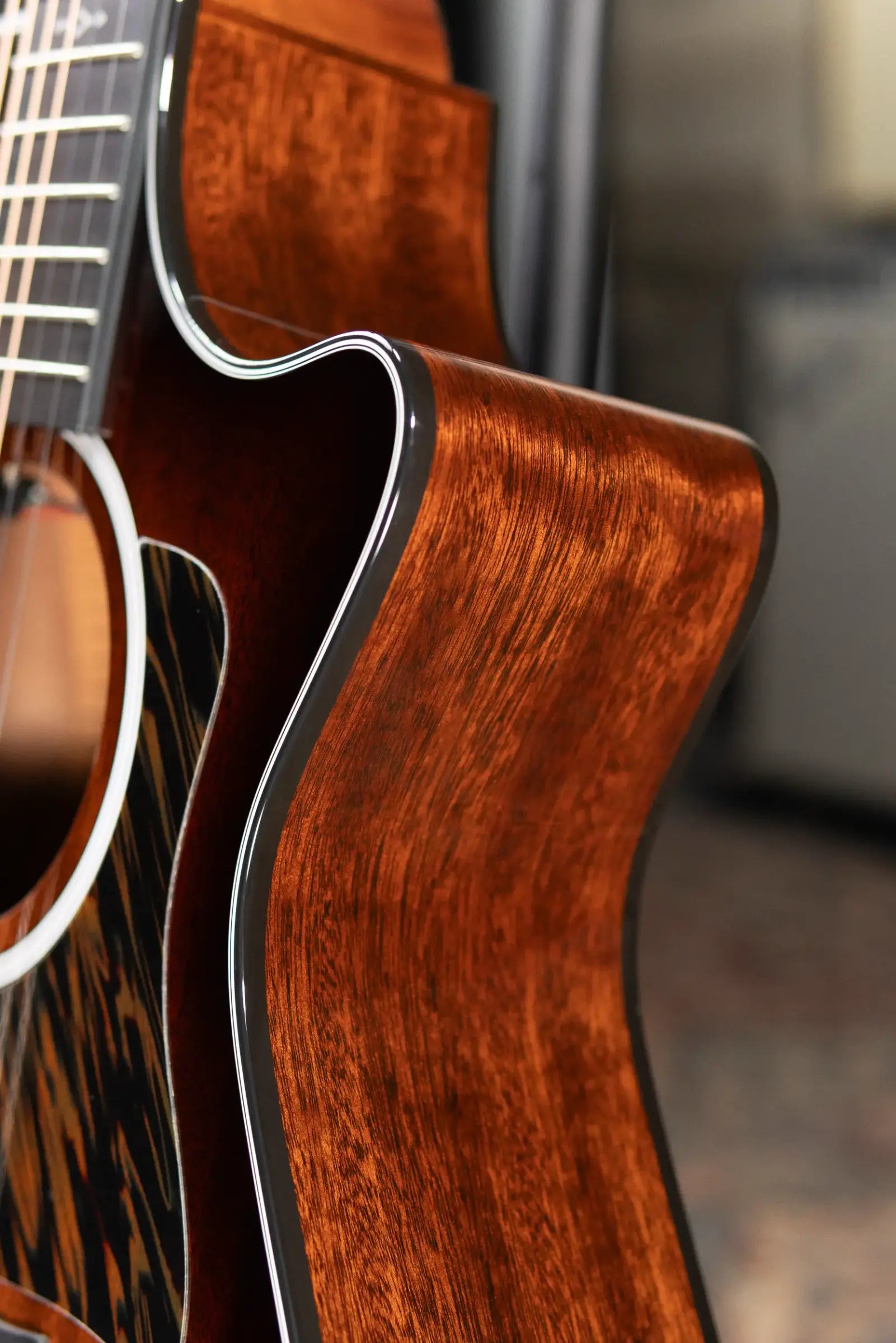 Taylor Next Generation 322ce 14-Fret Grand Concert Acoustic/Electric Guitar - Shaded Edgeburst with Hardshell Case