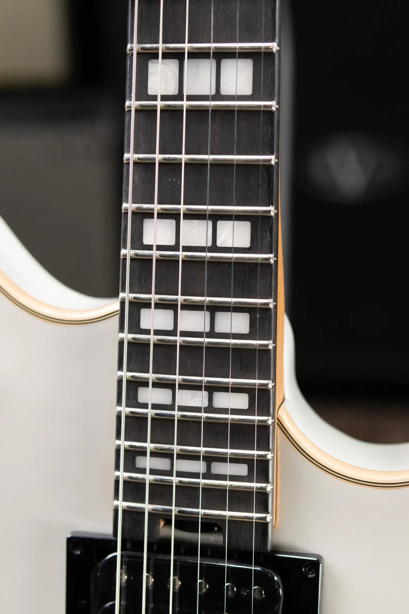 EVH SA-126 Special Semi-hollow Electric Guitar - Platinum Pearl Metallic with Hardshell Case