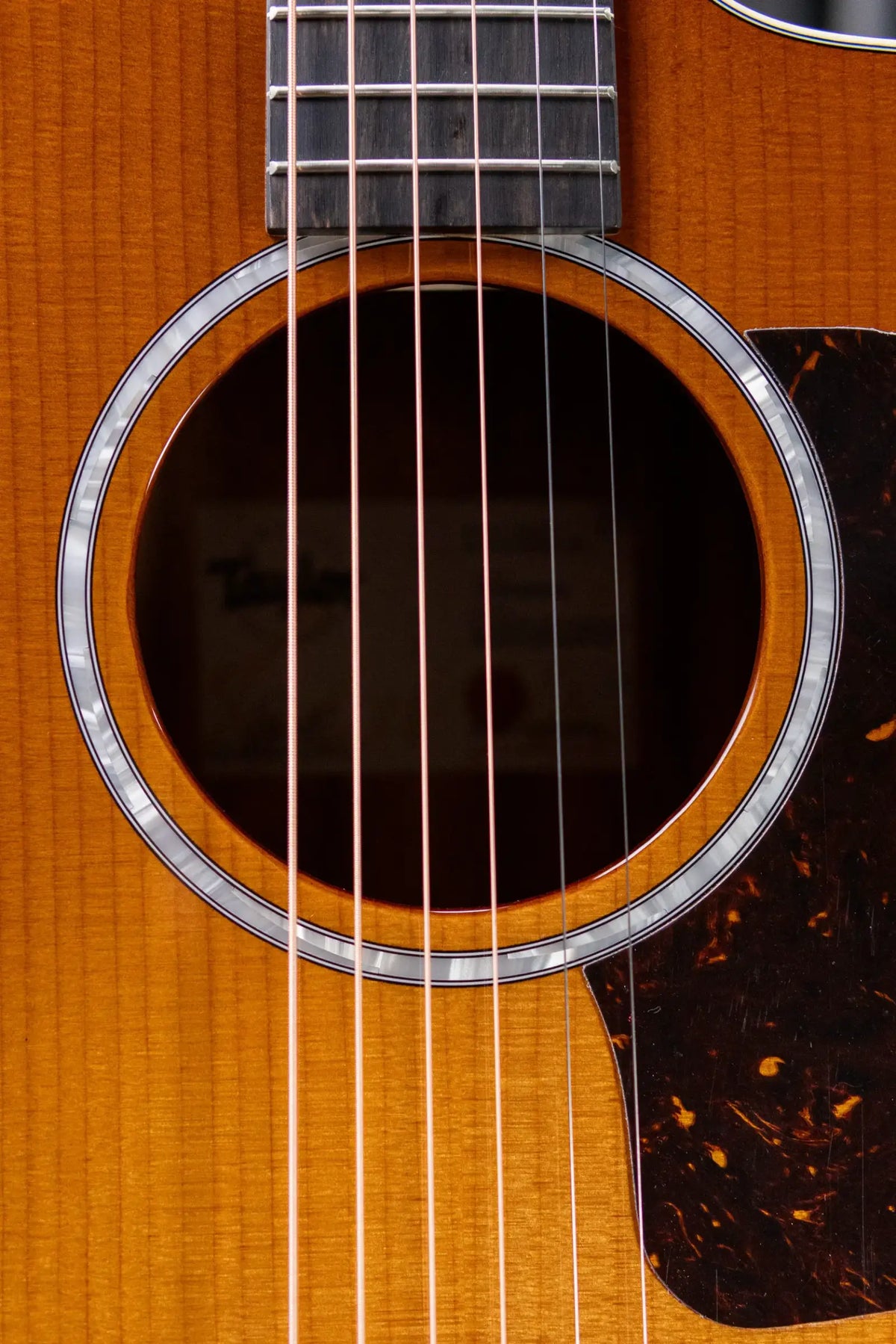 Taylor 214ce-K DLX Special Edition Grand Auditorium Acoustic/Electric Guitar - Honeyburst with Hardshell Case