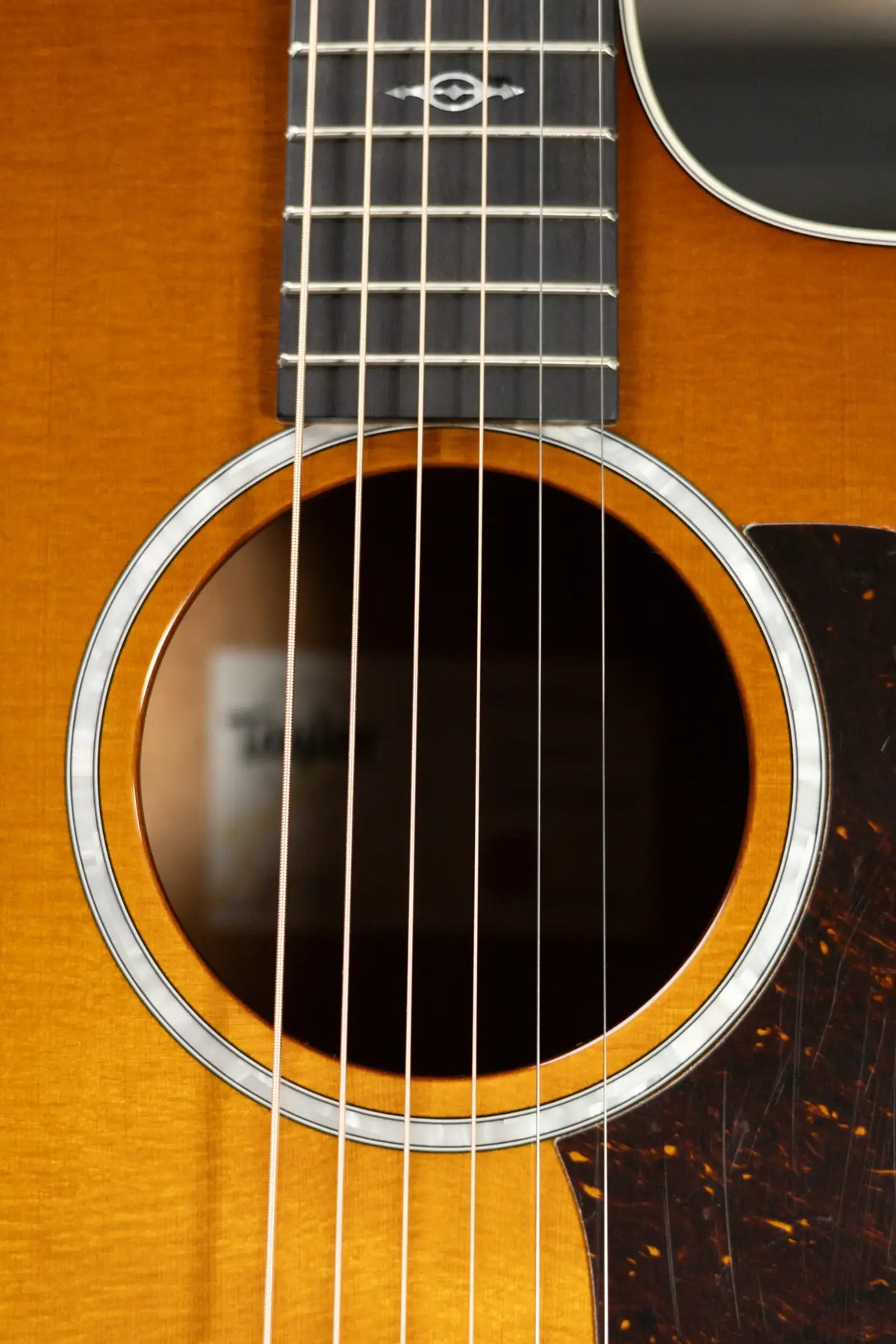 Taylor 214ce-K DLX Special Edition Grand Auditorium Acoustic/Electric Guitar - Honeyburst with Hardshell Case