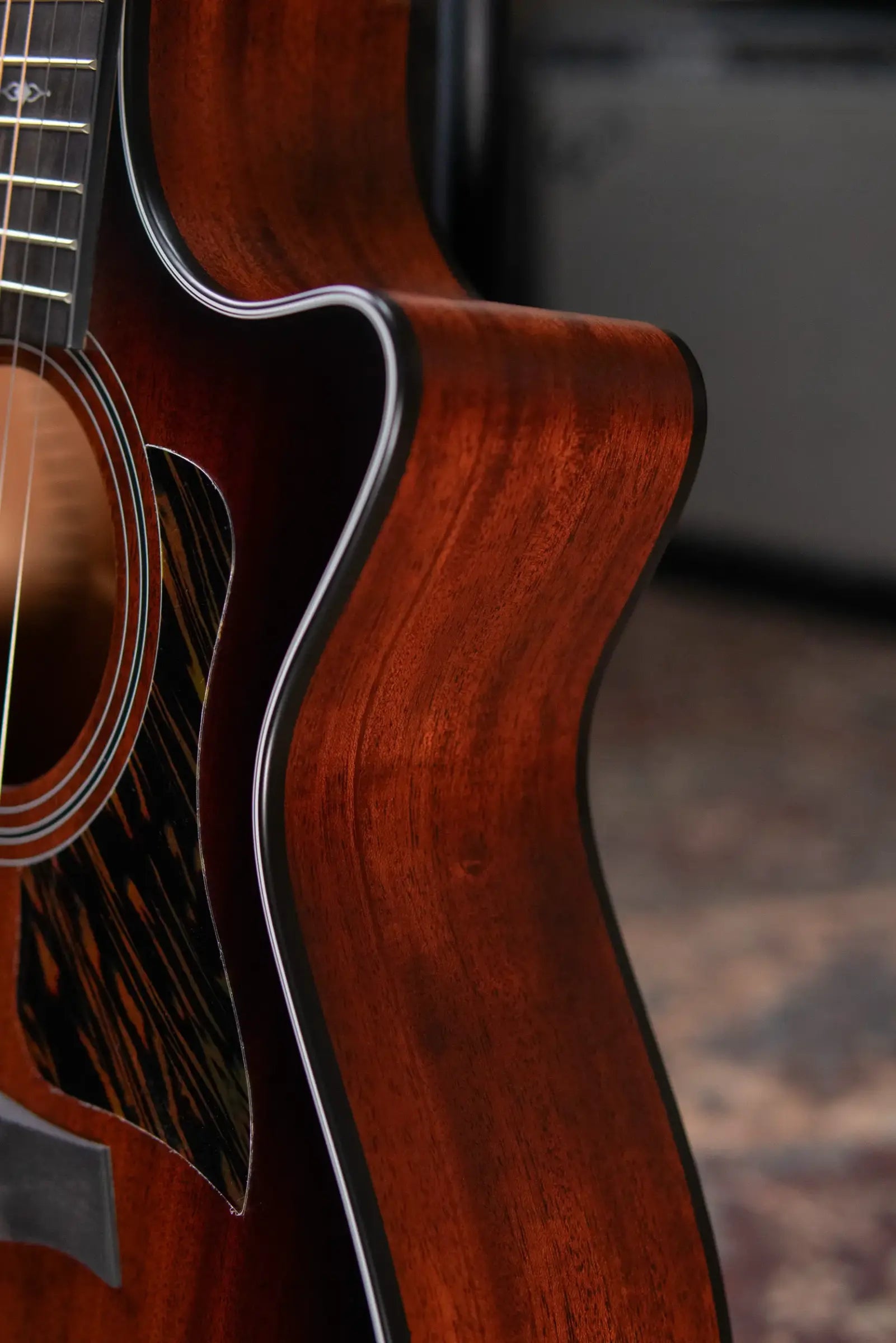 Taylor 322ce Grand Concert Acoustic/Electric Guitar - Shaded Edge Burst with Hardshell Case