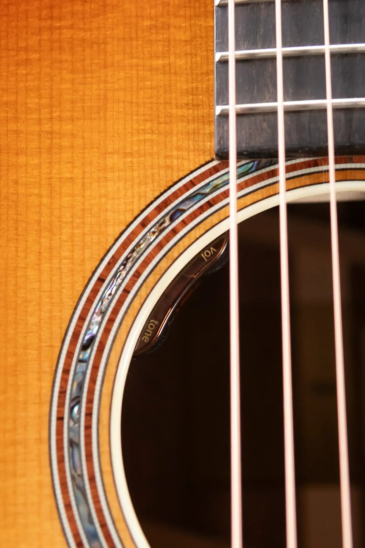Taylor Gold Label 814e SB Super Auditorium Acoustic/Electric Guitar - Sunburst with Hardshell Case - Demo