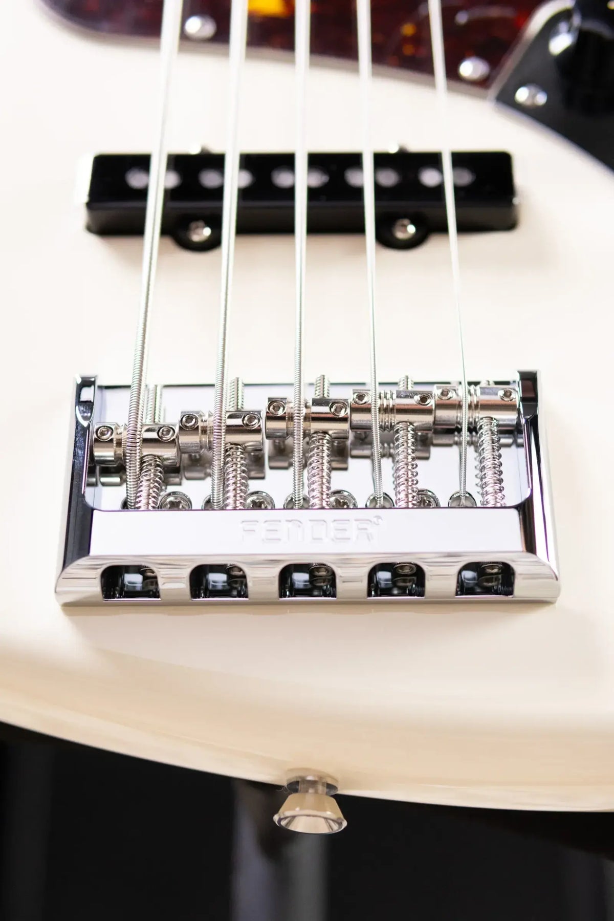 Fender American Professional Jazz Bass V - Olympic White with Hardshell Case