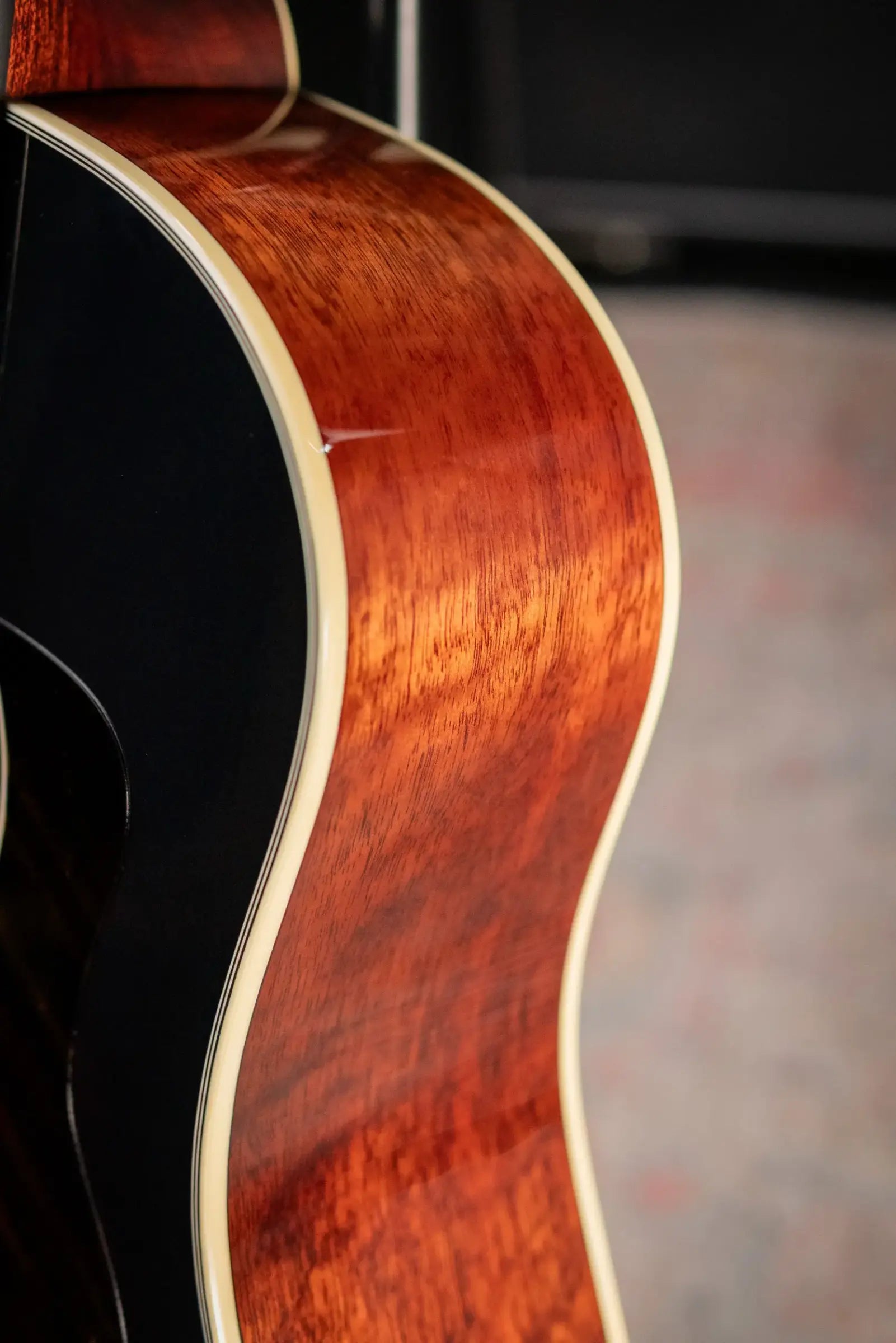 Eastman E10SS-TC Thermo-Cured Dreadnought Acoustic Guitar - Sunburst with Hardshell Case