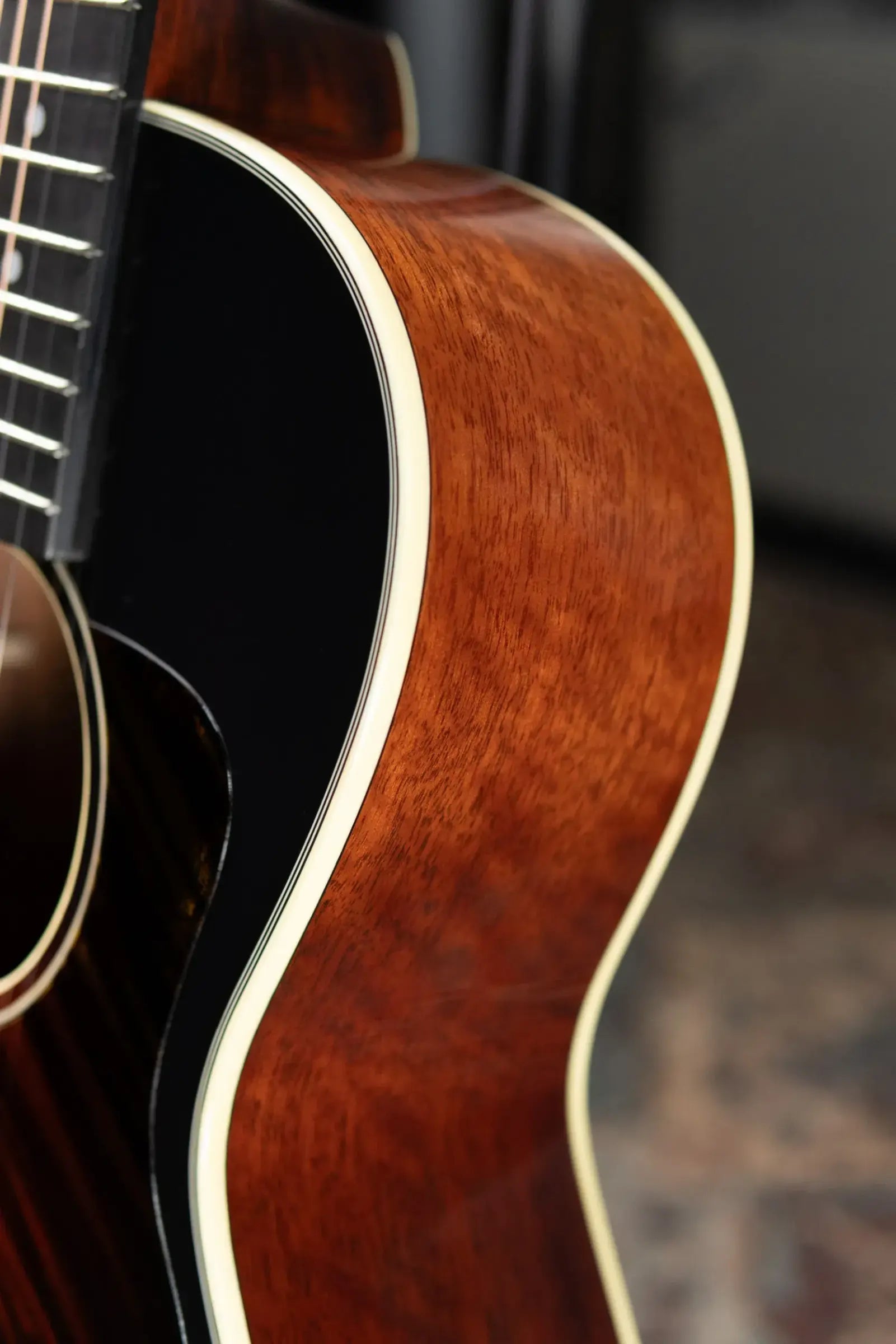 Eastman E10 OOSS-TC Acoustic Guitar - Sunburst with Hardshell Case