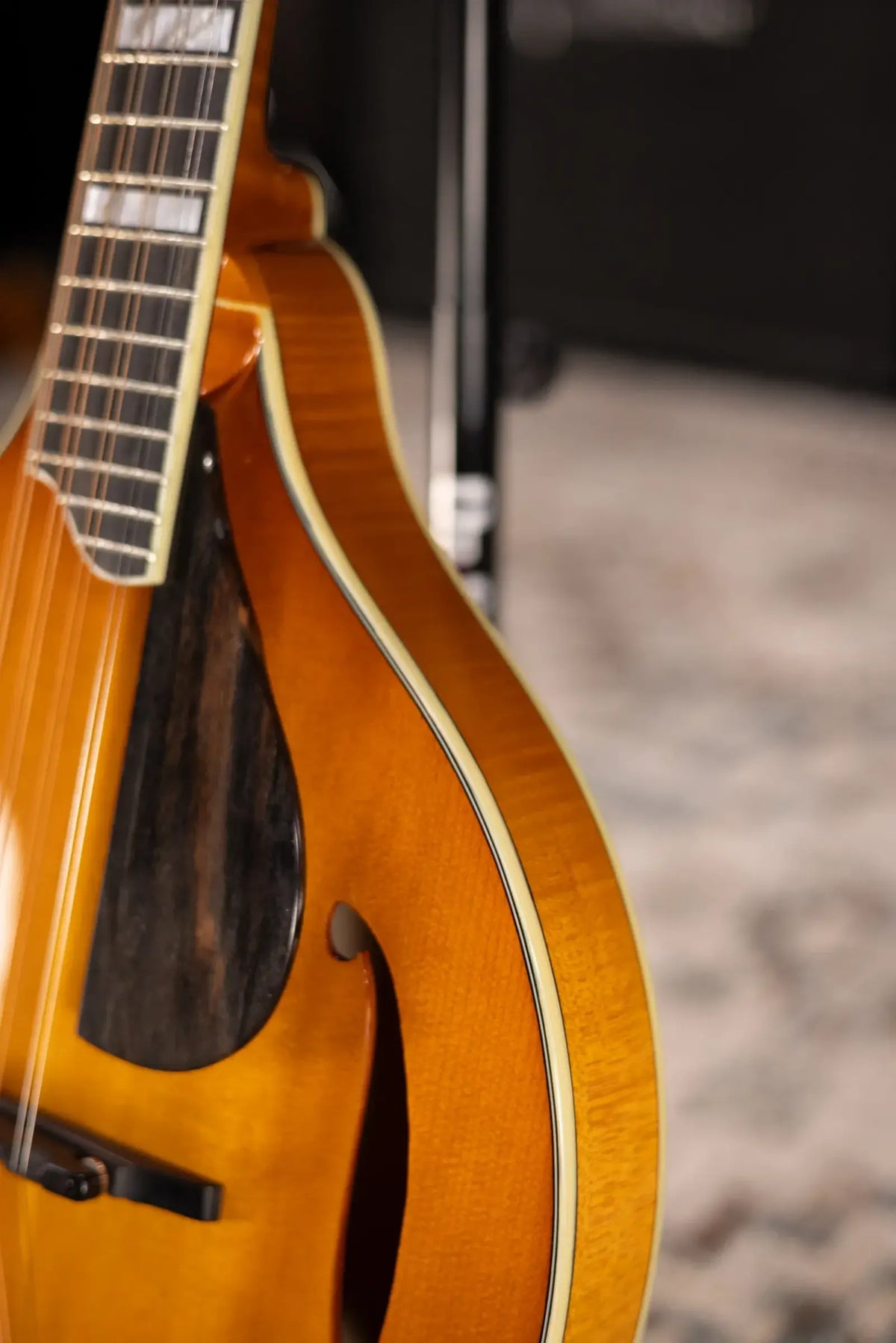 Eastman MDO605-GB A-Style Acoustic/Electric Octave Mandolin - Goldburst with Hardshell Case