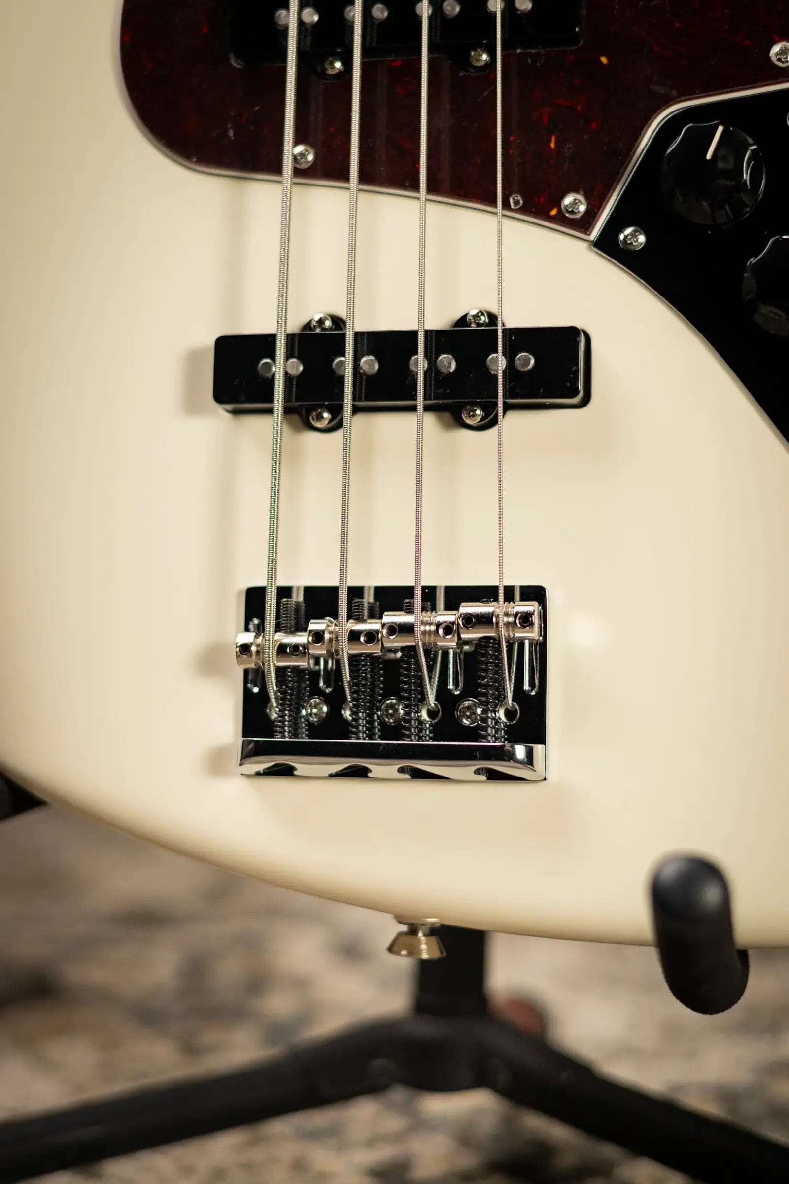 Fender American Professional II Jazz Bass - Olympic White with Hardshell Case