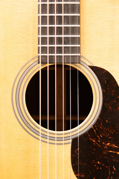 Martin 00-28 Standard Series Acoustic Guitar with Hardshell Case