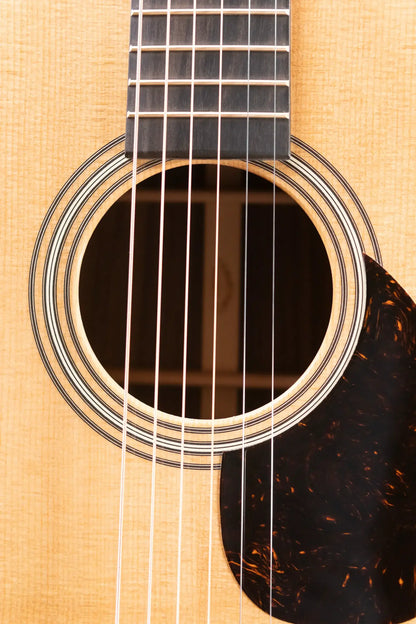 Martin OM-28 Modern Deluxe Acoustic Guitar with Hardshell Case - Demo