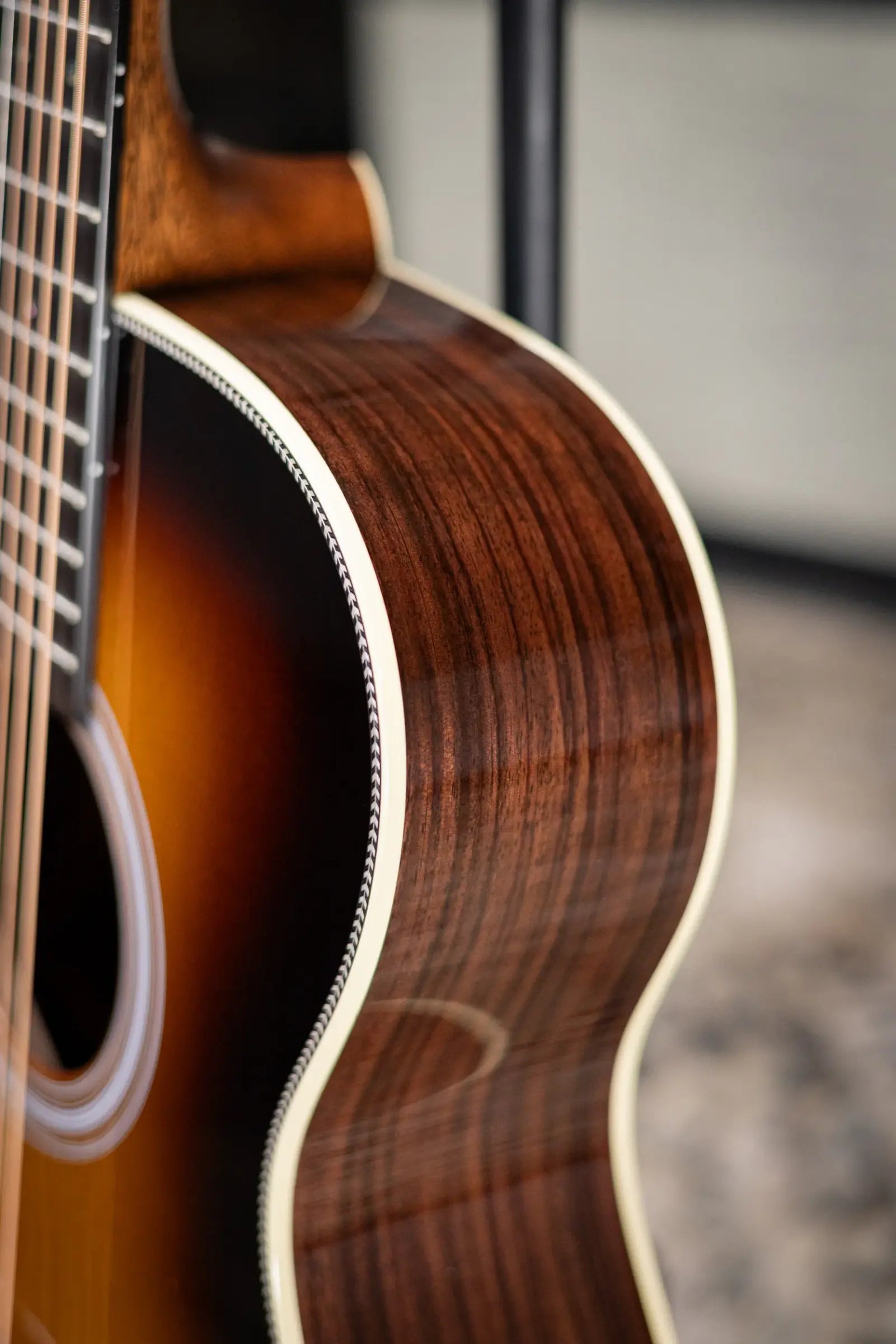 Martin OM-28 Standard Series Left-Hand Acoustic Guitar - 1935 Sunburst with Hardshell Case