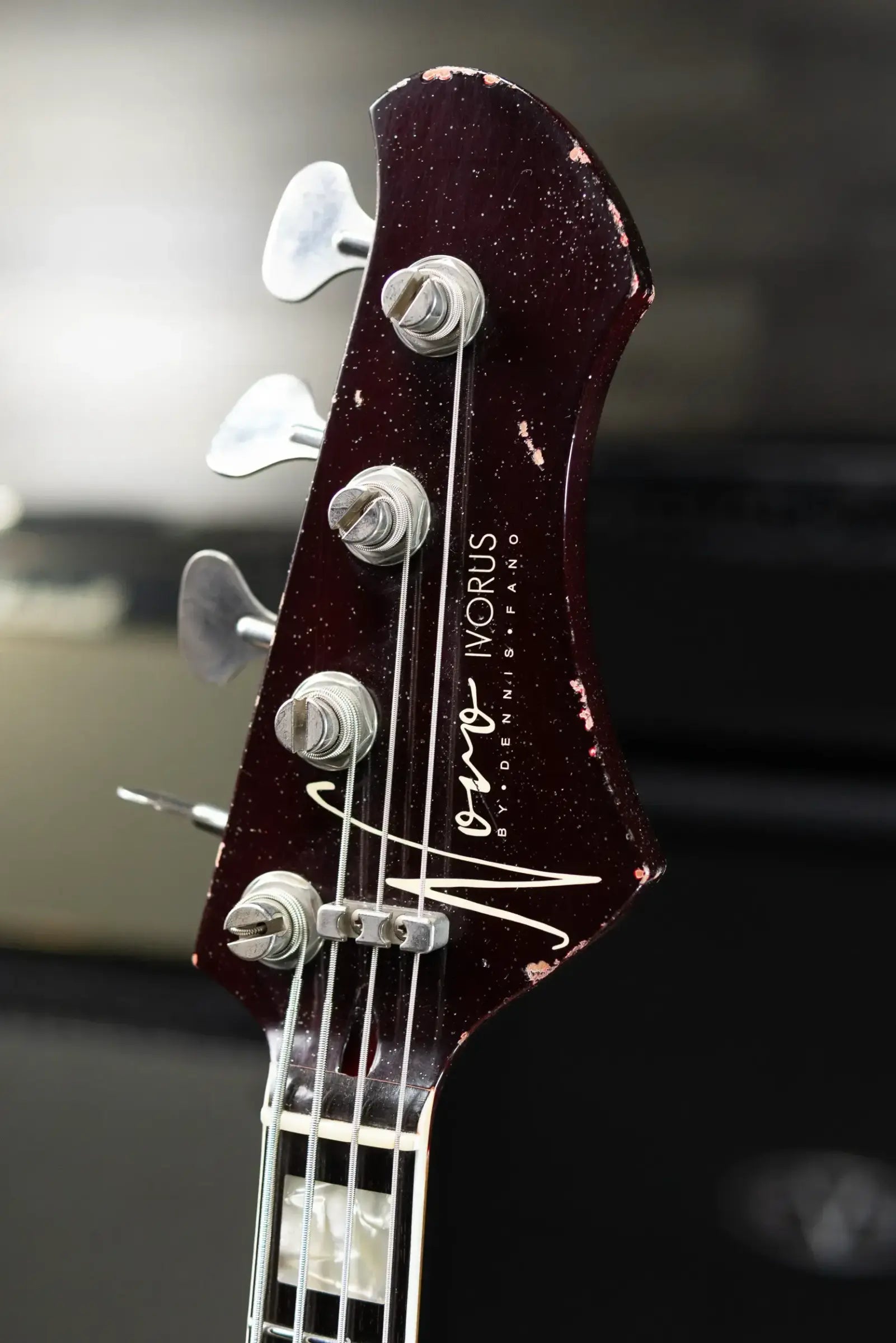 Novo Signature Series Ivorus Bass - Silvertone Burst over Bonfire with Gig Bag