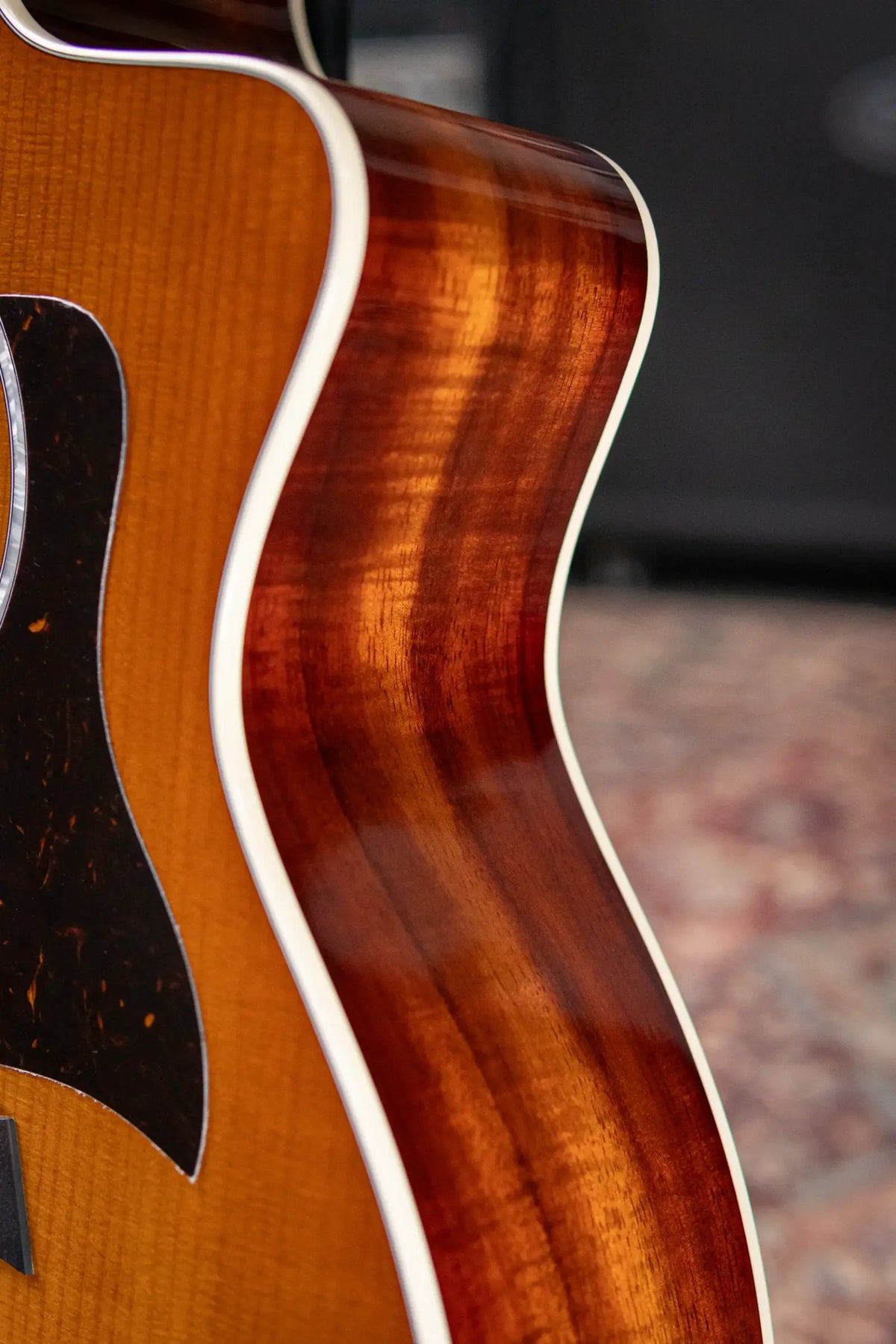 Taylor 214ce-K DLX Special Edition Grand Auditorium Acoustic/Electric Guitar - Honeyburst with Hardshell Case
