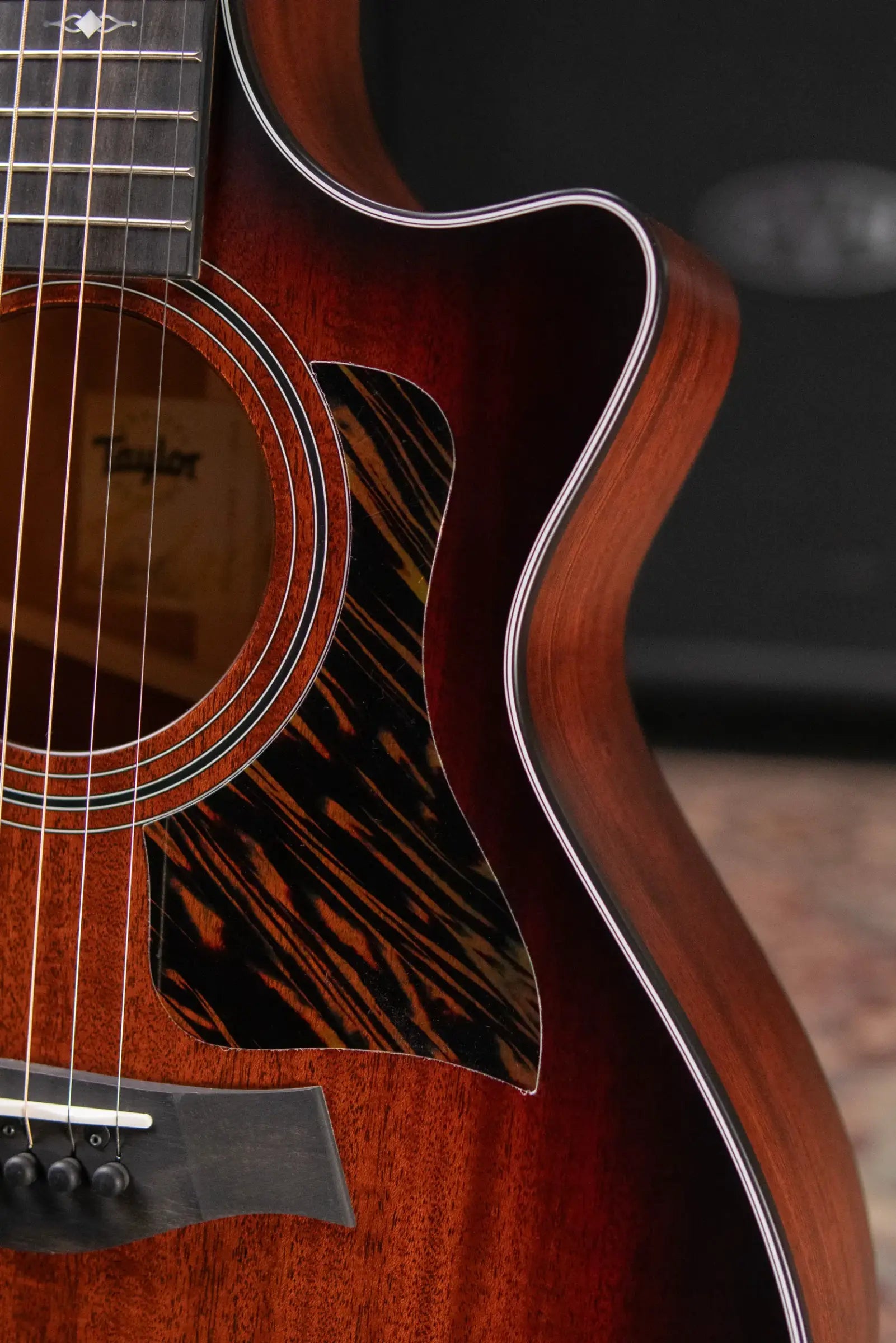 Taylor 322ce Grand Concert Acoustic/Electric Guitar - Shaded Edge Burst with Hardshell Case