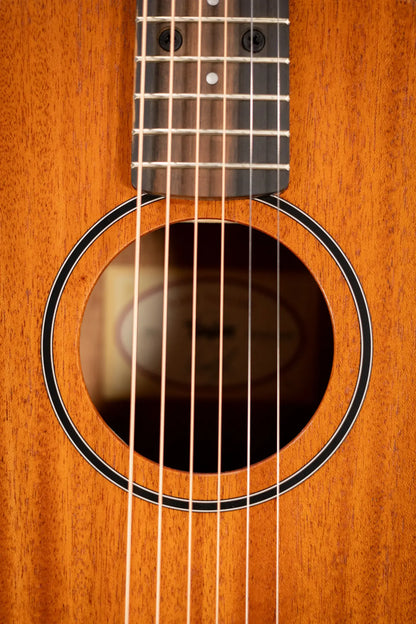Taylor BT2 Baby Taylor Acoustic Guitar with Gig Bag